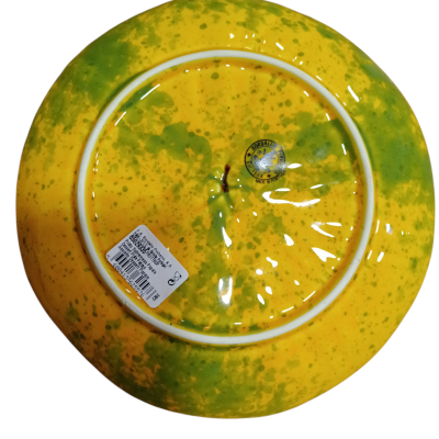 Prato de cerâmica amarelo e verde com etiquetas no avesso