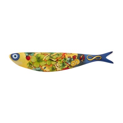 Peixe decorativo de madeira com pintura colorida e símbolos