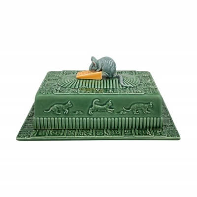 Caixa de cerâmica verde com relevo de ratos e figura de rato com queijo no topo