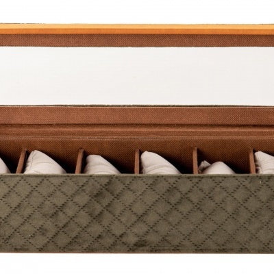 Estojo verde com interior castanho para seis relógios com almofadas e espelho na tampa.