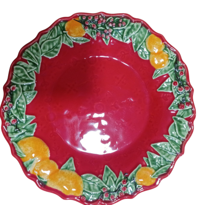 Prato cerâmico vermelho decorado com frutas e folhas