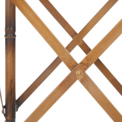 Estrutura metálica cruzada castanho-laranja com parte de madeira escura ao fundo