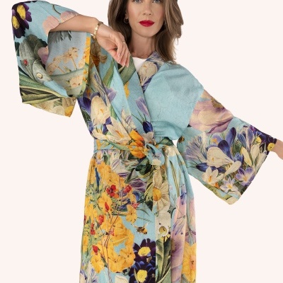 Robe floral colorido com mangas largas e cinto.