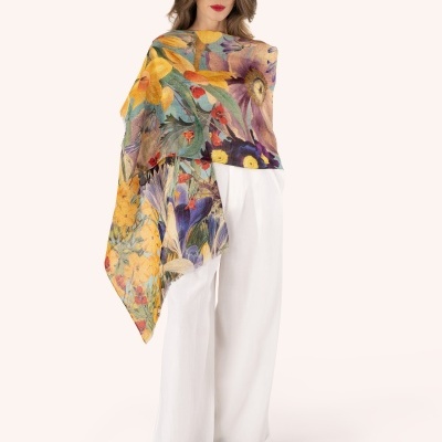 Lenço floral colorido sobre mulher com calças brancas e sapatos verdes