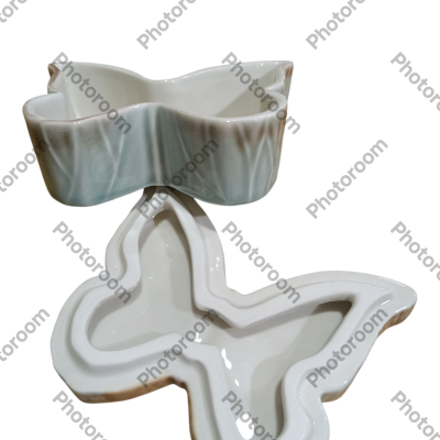 Conjunto de duas tigelas de cerâmica branca em forma de borboleta