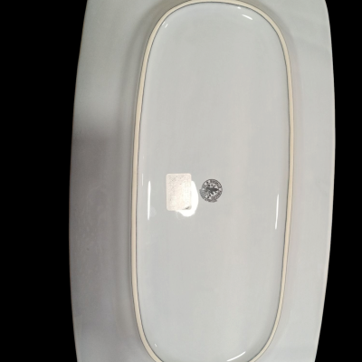 Prato retangular branco de cerâmica com rebordo dourado e etiqueta no verso