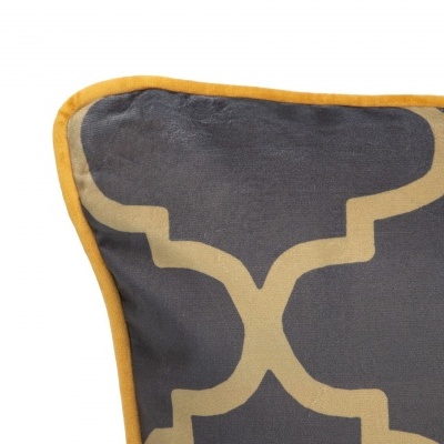 Detalhe de almofada cinza com padrão geométrico creme e acabamento amarelo