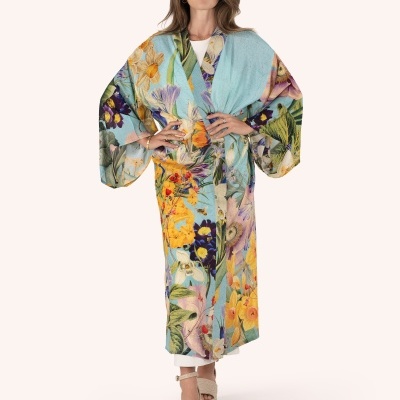 Mulher a usar kimono floral longo com sandálias de plataforma bege.
