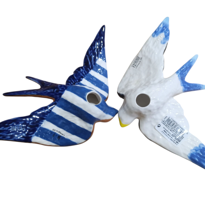 Figuras decorativas de cerâmica em forma de peixes, azul e branco, com etiquetas adesivas