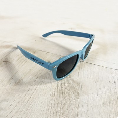 Óculos de sol azuis com lentes escuras em superfície de madeira clara