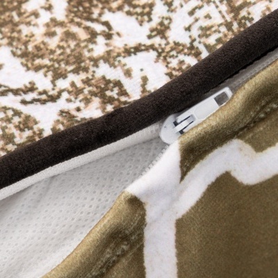 Fecho de correr em tecido castanho com padrão branco e forro branco texturizado