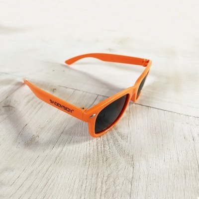 Óculos de sol laranja com lentes escuras sobre superfície de madeira clara