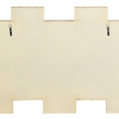 painel retangular em madeira clara com recortes e ferragens para pendurar