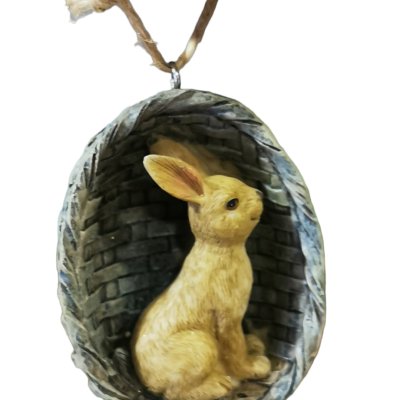Ornamento coelho amarelo em ninho de vime cinzento pendurado por fio