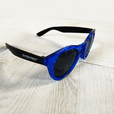 Óculos de sol com armação azul translúcida e hastes pretas com texto branco