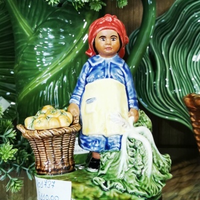 Estatueta cerâmica mulher com cesta e vegetais