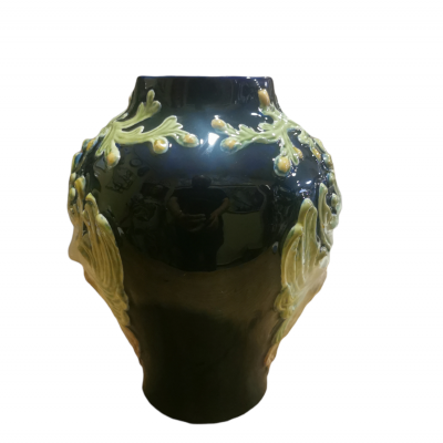 Vaso de cerâmica preto com relevos de folhas claras