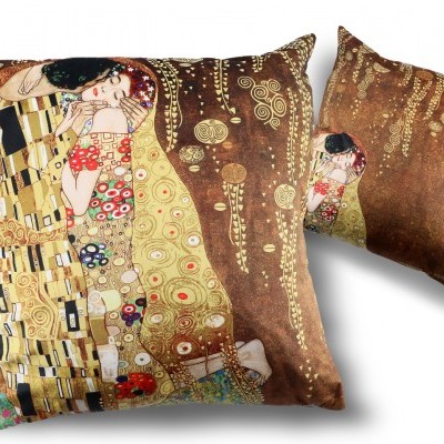 Almofadas decorativas com padrão da obra 'O Beijo' de Gustav Klimt em tons dourados e castanhos