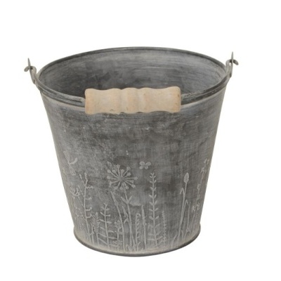 Balde metálico cinza com padrão floral e alça de madeira