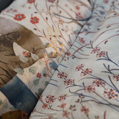 Colcha floral com padrão delicado em tons castanhos, azuis e laranja