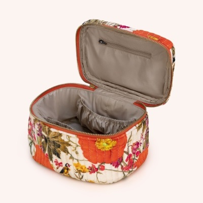 Necessaire floral aberta com interior castanho claro e bolsos internos