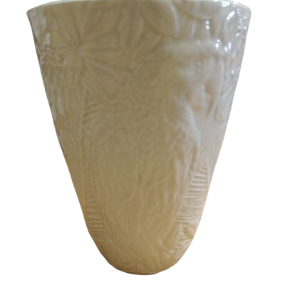 Vaso de cerâmica branco com padrões florais em relevo