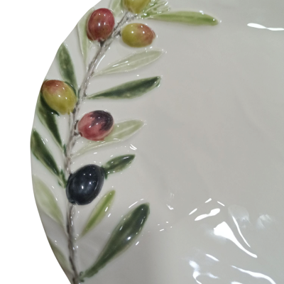 Prato cerâmico branco decorado com ramo de oliveira colorido em relevo