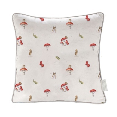 almofada quadrada creme com padrão de cogumelos vermelhos e ratinhos