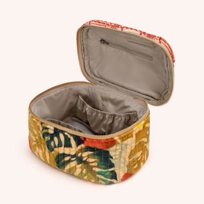 Estojo de maquilhagem floral acolchoado aberto com interior bege e fecho de correr