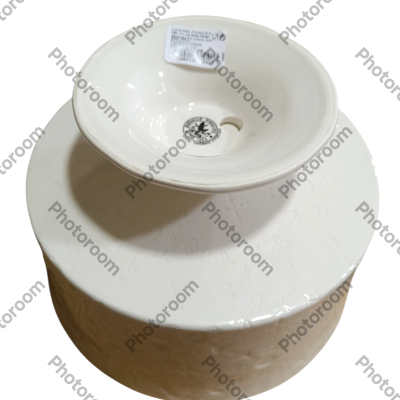 Tigela de cerâmica branca em cima de vaso maior coberto por plástico