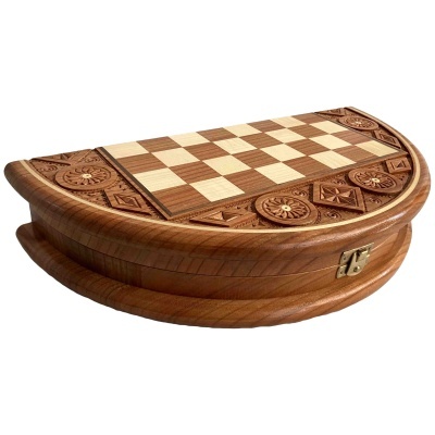 Tabuleiro de xadrez semicircular em madeira trabalhada com padrão de casas claras e escuras.