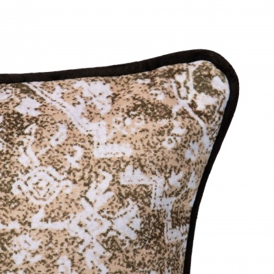 Almofada decorativa bege com padrão geométrico e borda preta