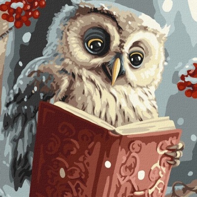 Pintura a óleo de coruja segurando livro vermelho com padrão decorativo e bagas vermelhas ao fundo