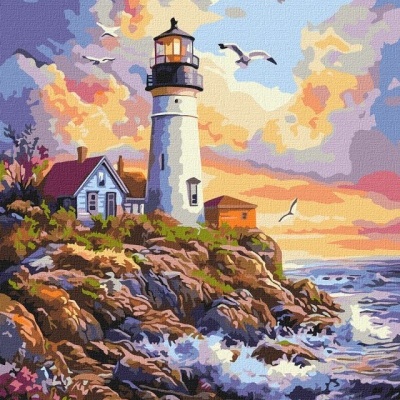 Pintura de farol branco com casa e gaivotas ao pôr do sol junto ao mar