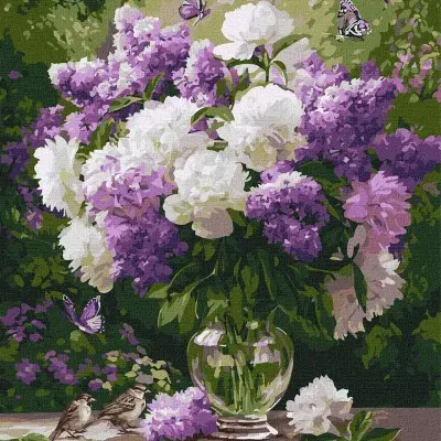 Vaso de vidro com flores lilás e brancas, borboletas e pássaros numa pintura