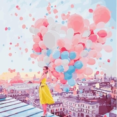 Mulher com vestido amarelo e balões coloridos sobre cidade antiga