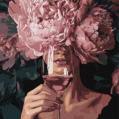 Pessoa segurando taça com flores grandes rosas cobrindo a cabeça