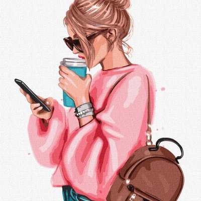 Mulher loira com camisola rosa e mochila castanha a usar smartphone e beber de um copo azul