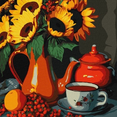 Buquê de girassóis em jarra laranja, bule vermelho e chávena com padrão floral sobre toalha azul.