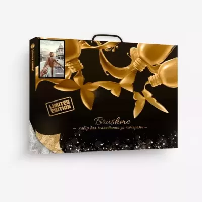 Caixa preta e dourada de coleção limitada Brushme com pincéis de maquilhagem dourados desenhados.