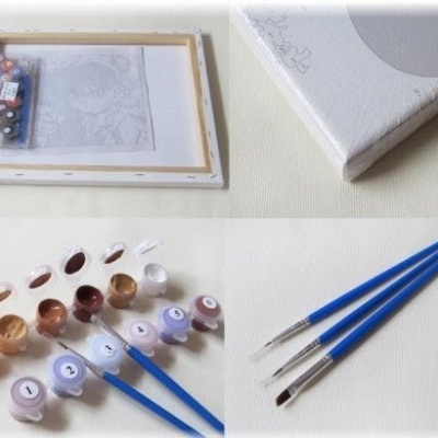 Kit de pintura com pincéis azuis, tintas numeradas, tela e embalagem branca.