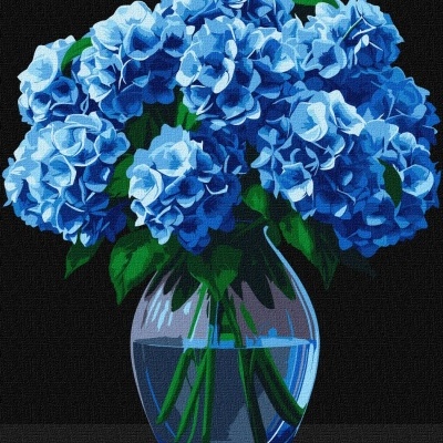 Vaso de vidro com flores azuis e folhas verdes