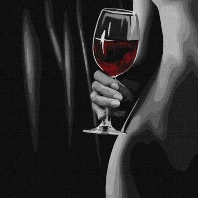 Pessoa de costas segura taça de vinho tinto em fundo escuro