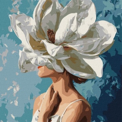 Mulher com chapéu grande em forma de flor branca e vestido branco em fundo azul.