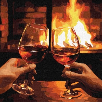 Dois copos de vinho tinto à frente de uma lareira acesa, segurados por duas mãos.