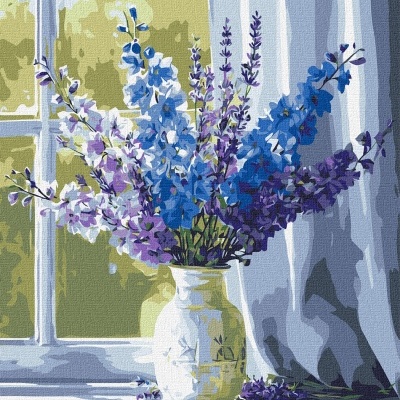 Vaso branco com flores azuis e lilás numa janela com cortina branca