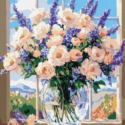 Vaso de vidro com flores cor de pêssego e ramos roxos junto a janela aberta