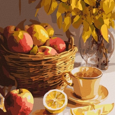 Cesta de maçãs, chávena amarela, limão cortado e vaso com flores amarelas