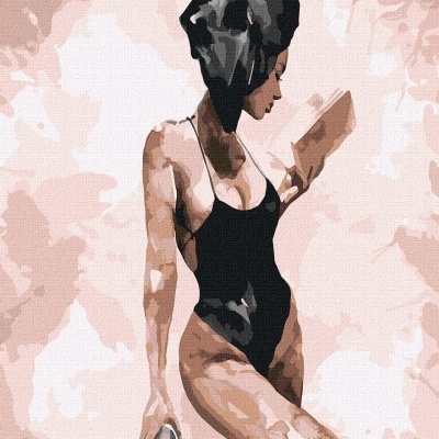 Mulher pintada artisticamente com fato de banho preto, segurando copo e livro, cabelo com toalha preta