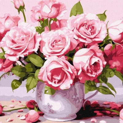 Buquê de rosas cor-de-rosa em vaso branco com padrão floral